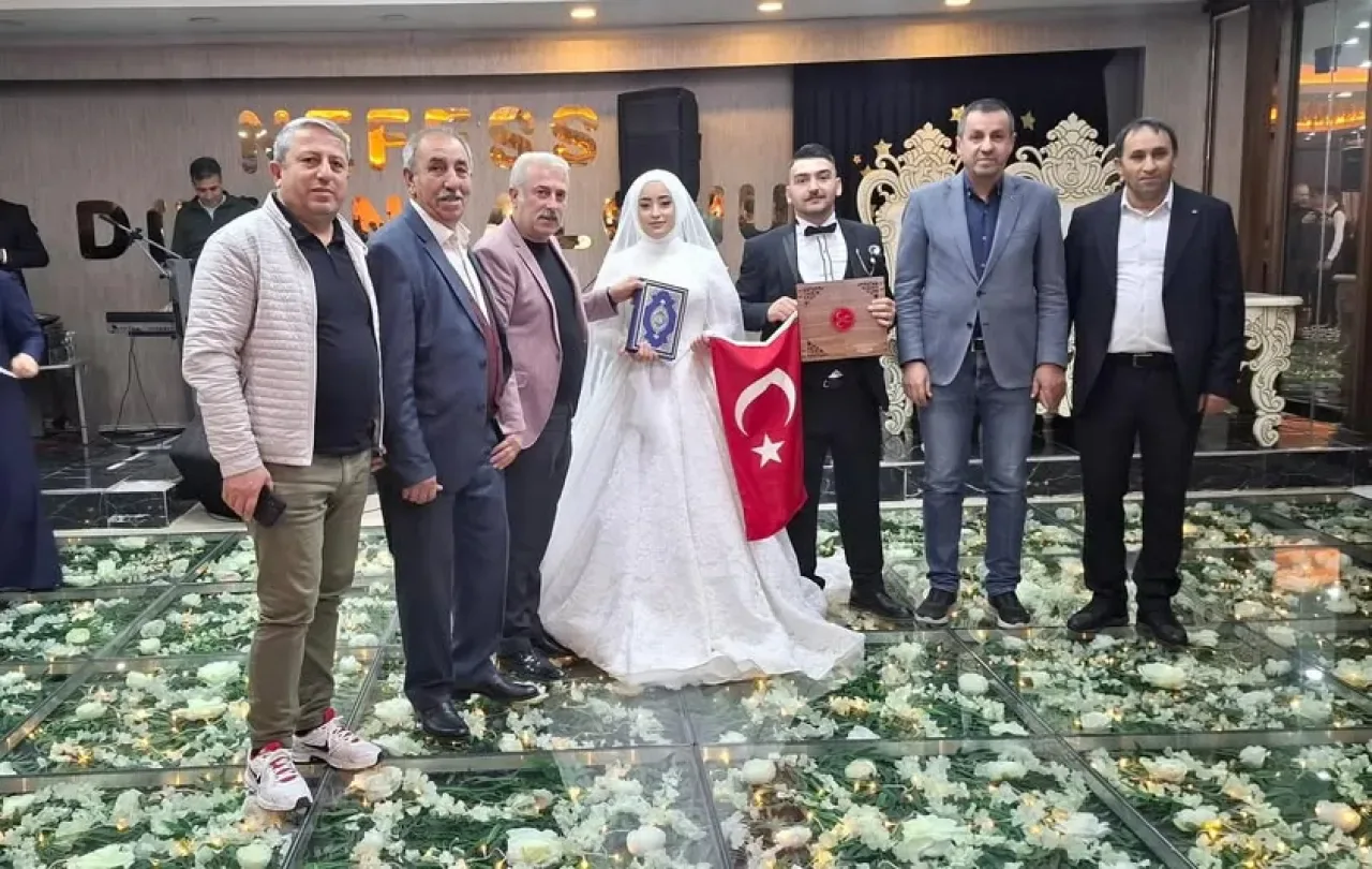 MHP Etimesgut İlçe Yöneticileri Genç Çiftin Düğününde Mutluluklar Diledi MHP Etimesgut İlçe Yöneticileri Genç Çiftin Düğününde Mutluluklar Diledi