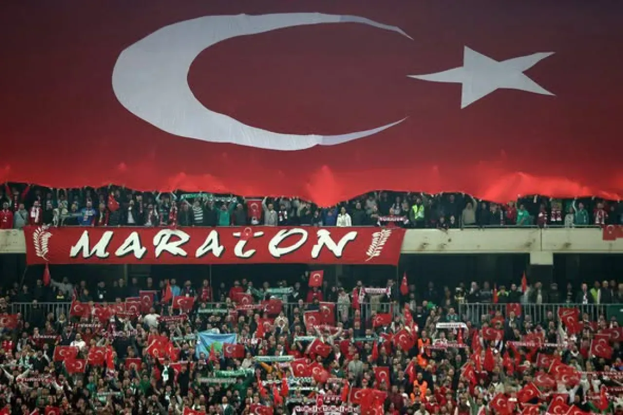 Hakan Çalhanoğlu: "Bu Atmosferi İtalya'da Görmedim, Kurtlar Vadisi Müziğinde Tüylerim Diken Diken Oldu" Hakan Çalhanoğlu: "Bu Atmosferi İtalya'da Görmedim, Kurtlar Vadisi Müziğinde Tüylerim Diken Diken Oldu"