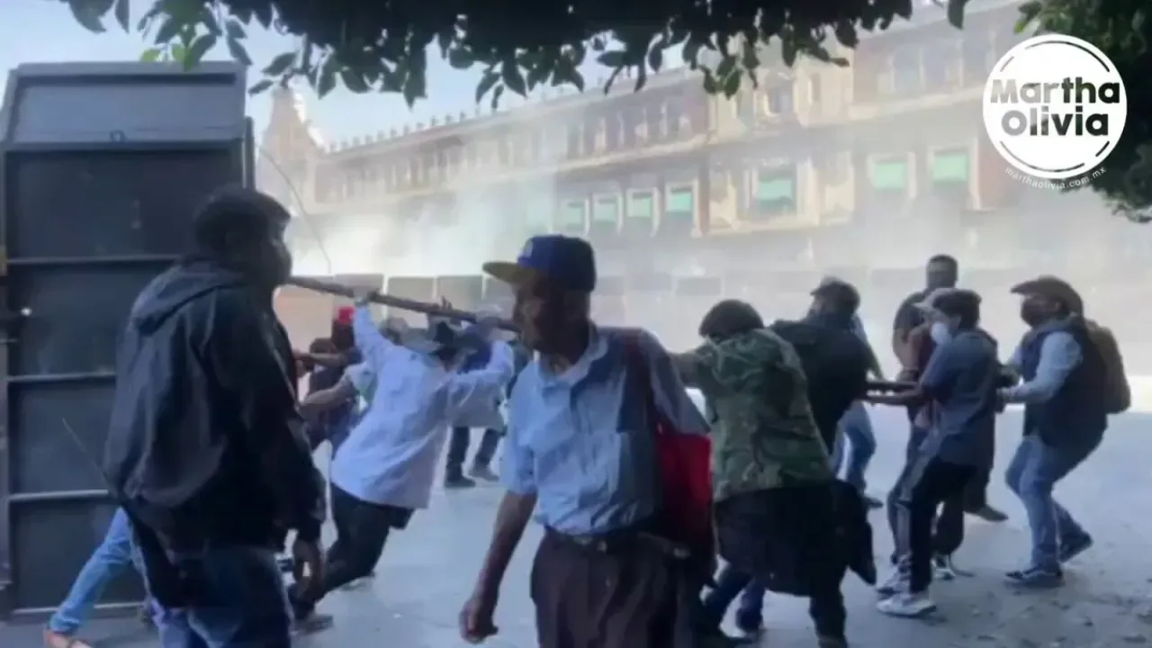 Meksika'da Başkanlık Sarayı Önünde Göstericiler Polis Barikatını Kaldırdı Meksika'da Başkanlık Sarayı Önünde Göstericiler Polis Barikatını Kaldırdı