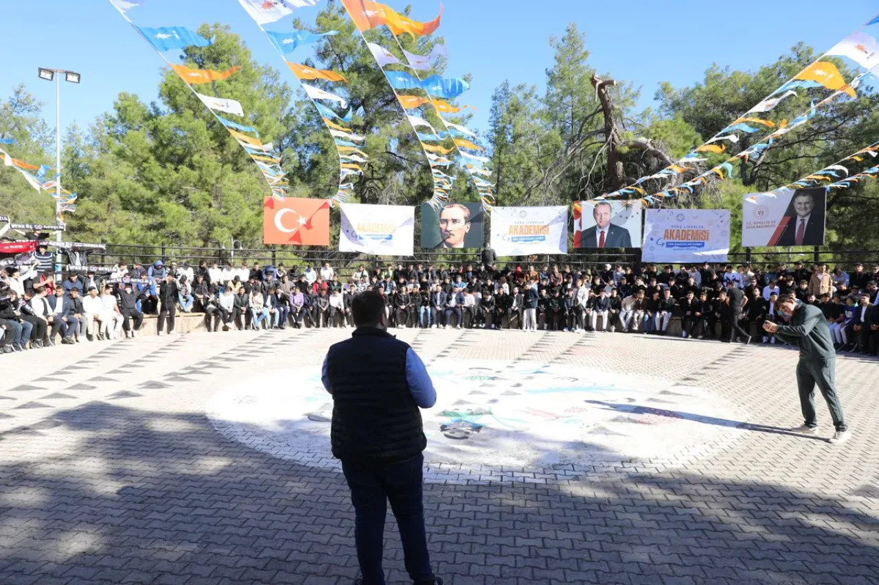 AK Parti Gençlik Kollarından Lise Temsilcileriyle Önemli Çalıştay AK Parti Gençlik Kollarından Lise Temsilcileriyle Önemli Çalıştay