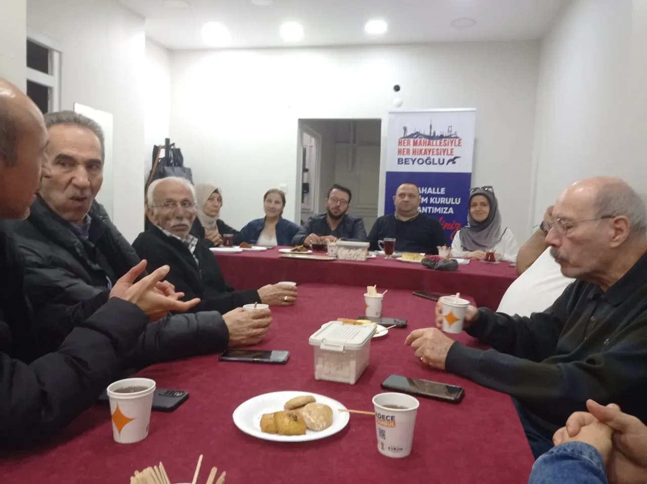 AK Parti Beyoğlu, Halıcıoğlu Mahallesinde Yönetim Kurulu Toplantısı Gerçekleştirdi AK Parti Beyoğlu, Halıcıoğlu Mahallesinde Yönetim Kurulu Toplantısı Gerçekleştirdi