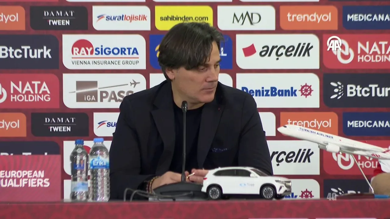 Vincenzo Montella'dan Milli Takım Açıklaması: "Genç Bir Takıma Sahibiz" Vincenzo Montella'dan Milli Takım Açıklaması: "Genç Bir Takıma Sahibiz"