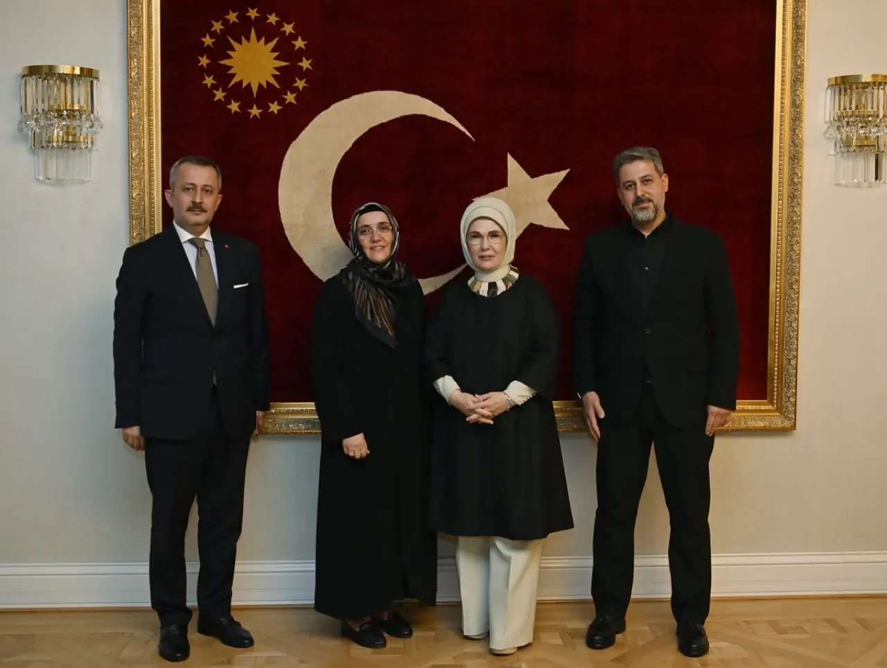 Emine Erdoğan, İstanbul Aile Vakfı Temsilcileri ile Görüştü Emine Erdoğan, İstanbul Aile Vakfı Temsilcileri ile Görüştü