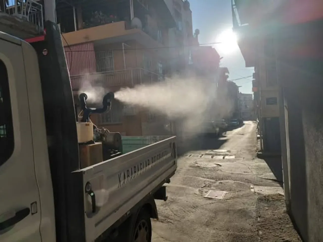Karabağlar'da Haşere ve Sinek Mücadelesi Sürüyor Karabağlar'da Haşere ve Sinek Mücadelesi Sürüyor