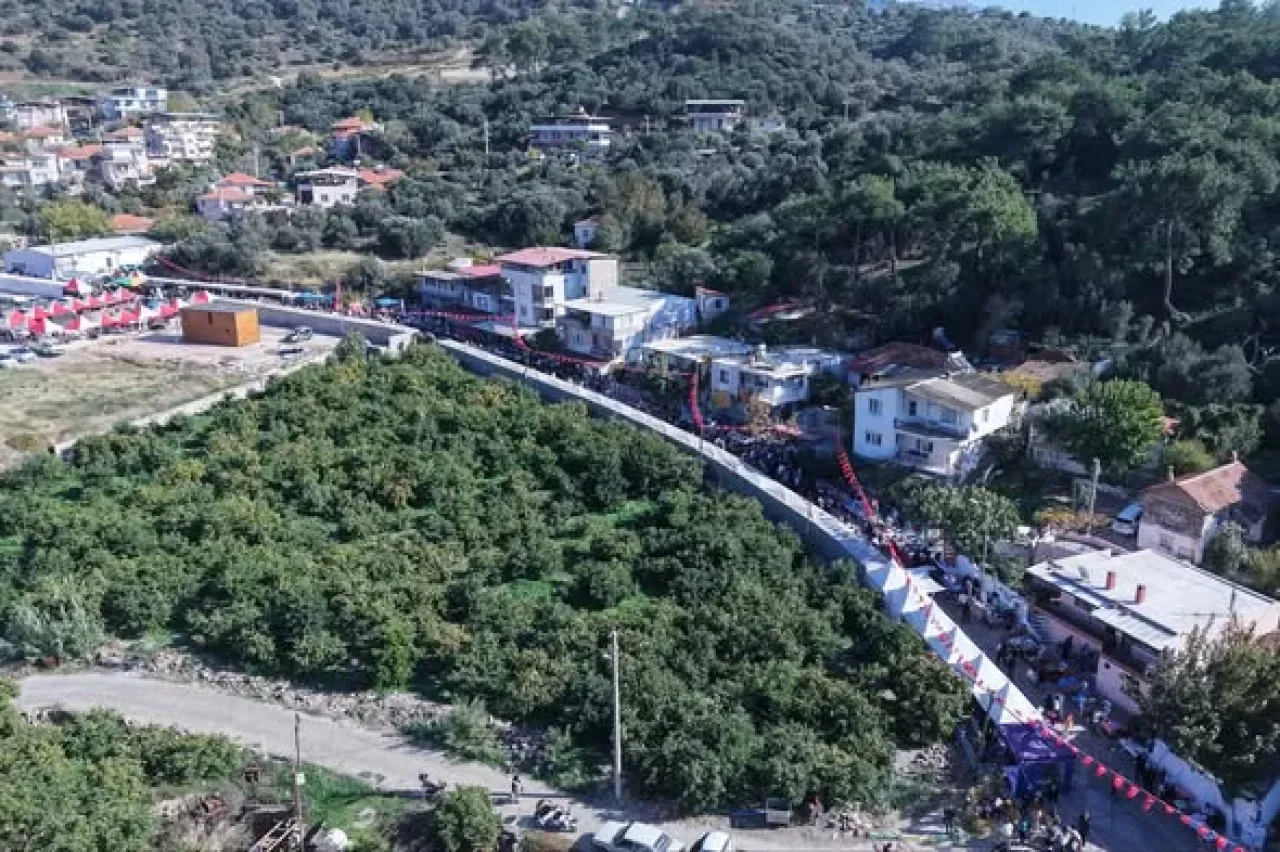 Menderes'te Renkli Festival Rüzgarı: Manuş Baba ve Erdoğan Özsaygılı Coşku Yaşattı Menderes'te Renkli Festival Rüzgarı: Manuş Baba ve Erdoğan Özsaygılı Coşku Yaşattı