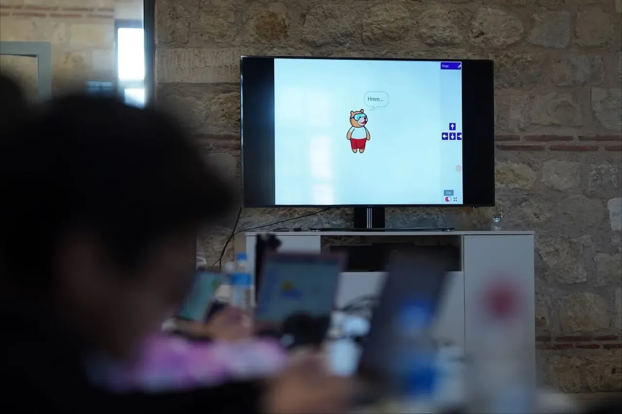 Geleceğin Mühendisleri, Yapay Zekâ ve Arduino ile Tanıştı Geleceğin Mühendisleri, Yapay Zekâ ve Arduino ile Tanıştı