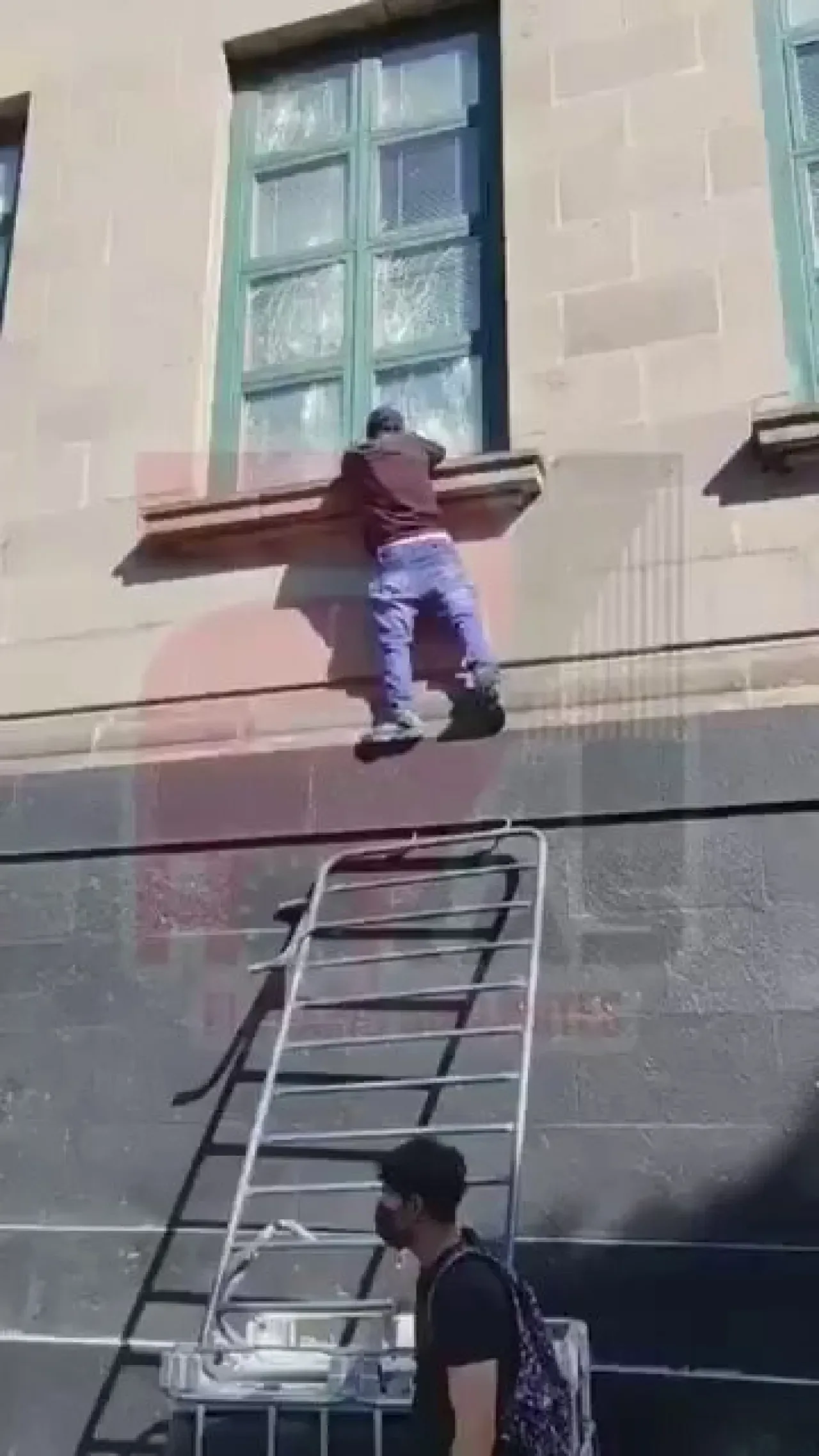 Meksika'da Binlerce Kişi Ulusal Saray Önünde Başkanın İstifasını Talep Etti Meksika'da Binlerce Kişi Ulusal Saray Önünde Başkanın İstifasını Talep Etti