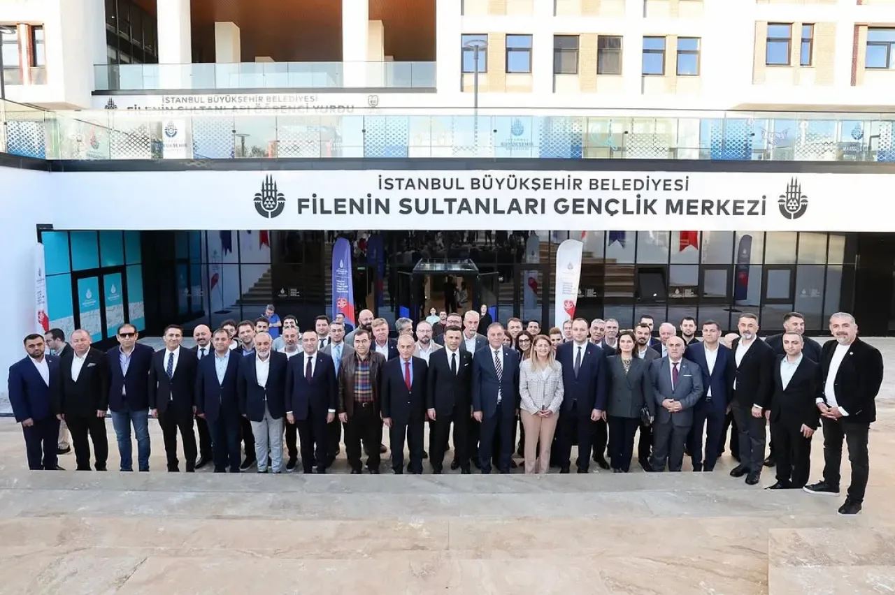 CHP'li Yöneticilerden Gençlik Merkezi Açılışı CHP'li Yöneticilerden Gençlik Merkezi Açılışı