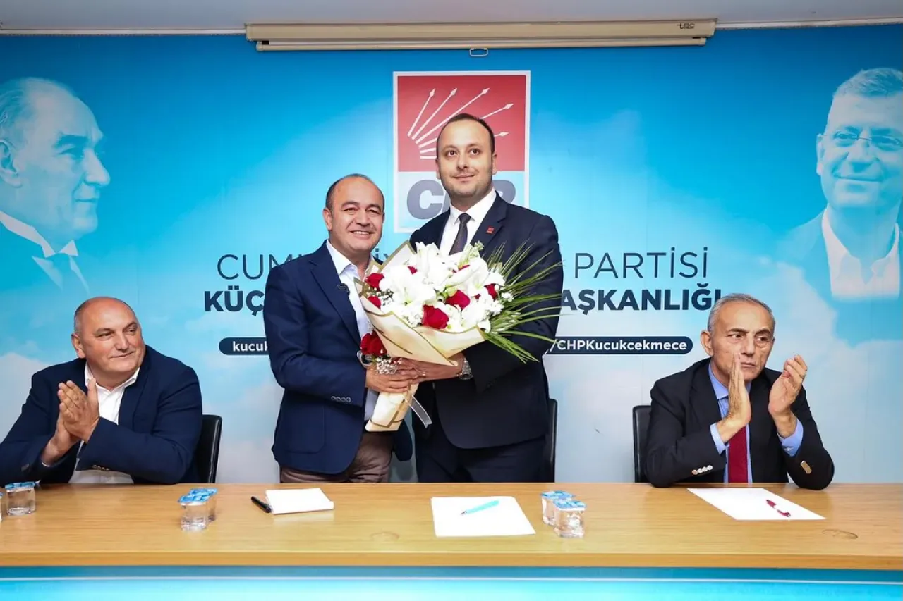 CHP'li Özgür Karabat, Küçükçekmece'de Parti Örgütü ile Buluştu CHP'li Özgür Karabat, Küçükçekmece'de Parti Örgütü ile Buluştu