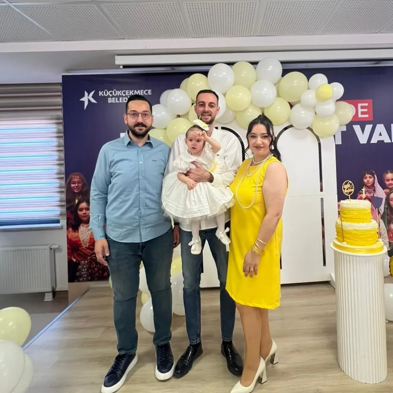 AK Parti Gençlik Kolları'ndan Minik Ahsen'e Doğum Günü Sürprizi AK Parti Gençlik Kolları'ndan Minik Ahsen'e Doğum Günü Sürprizi