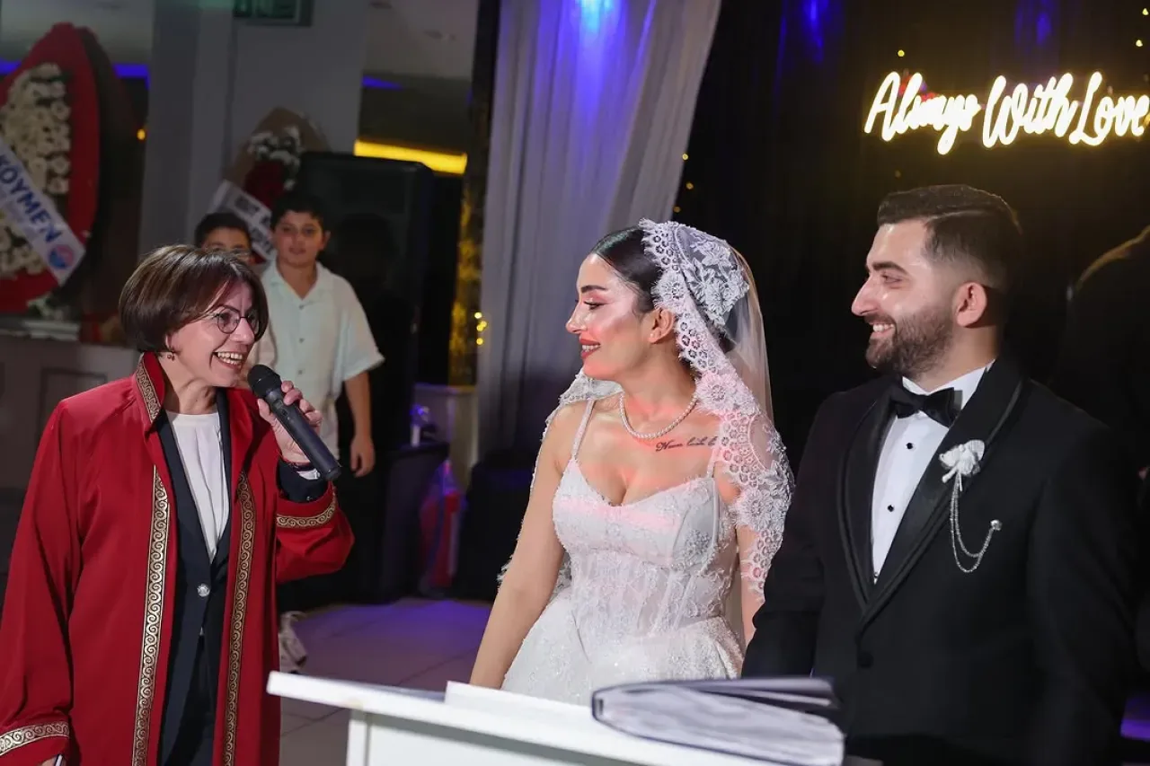 Maltepe Belediye Başkanı Esin Köymen, Genç Çiftlerin Nikah Törenine Katıldı Maltepe Belediye Başkanı Esin Köymen, Genç Çiftlerin Nikah Törenine Katıldı