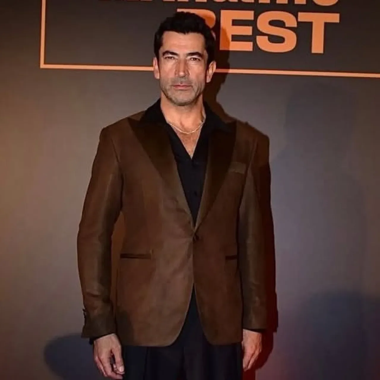 Kenan İmirzalıoğlu'ndan Botoks İddialarına Yönelik Açıklama Kenan İmirzalıoğlu'ndan Botoks İddialarına Yönelik Açıklama