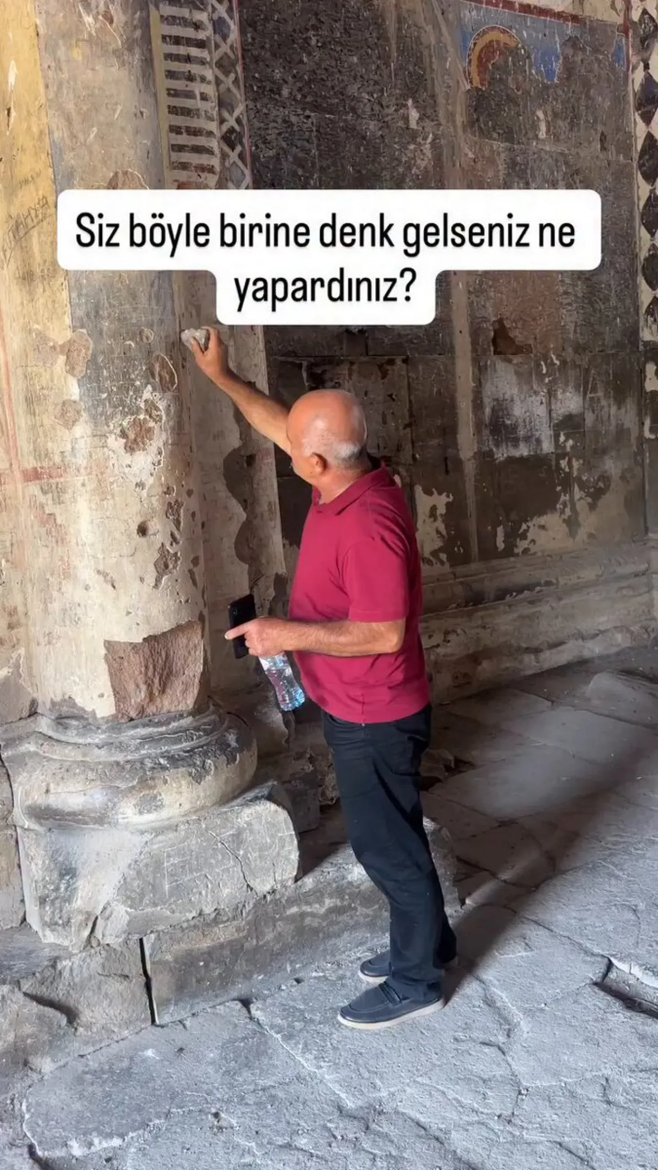 Ani Harabeleri'ndeki 800 Yıllık Kiliseye Yazı Yazıldı Ani Harabeleri'ndeki 800 Yıllık Kiliseye Yazı Yazıldı