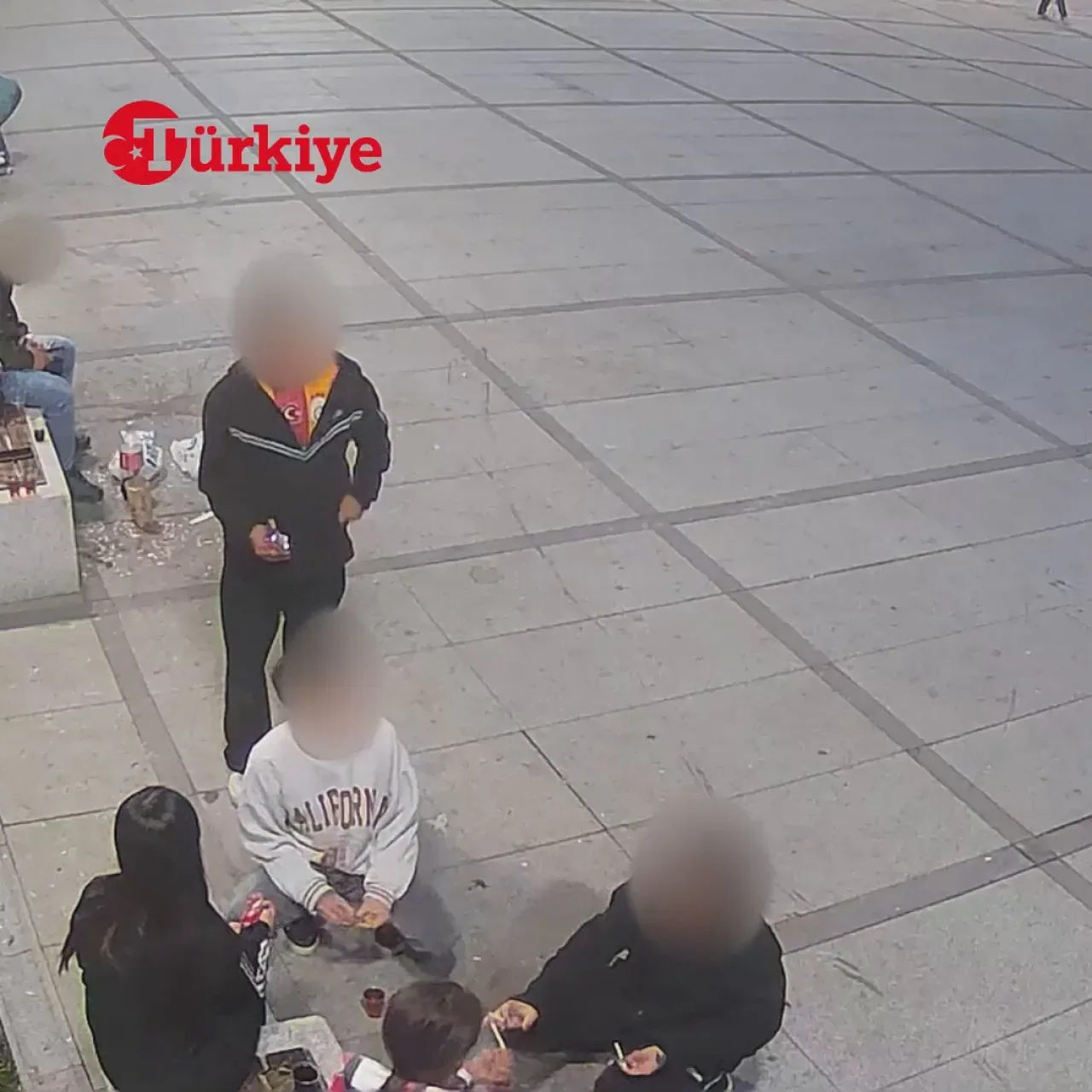 Bursa'da Çevre Kirliliğine Yönelik Zabıta Müdahalesi: Yere Çekirdek Kabuğu Atanlara Temizlik Cezası Bursa'da Çevre Kirliliğine Yönelik Zabıta Müdahalesi: Yere Çekirdek Kabuğu Atanlara Temizlik Cezası