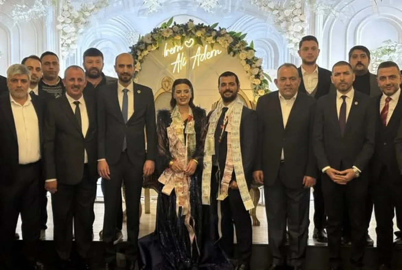 MHP Bağcılar'da İlçe Başkanı Onur Yeşil'den Nişan Törenine Anlamlı Katılım MHP Bağcılar'da İlçe Başkanı Onur Yeşil'den Nişan Törenine Anlamlı Katılım