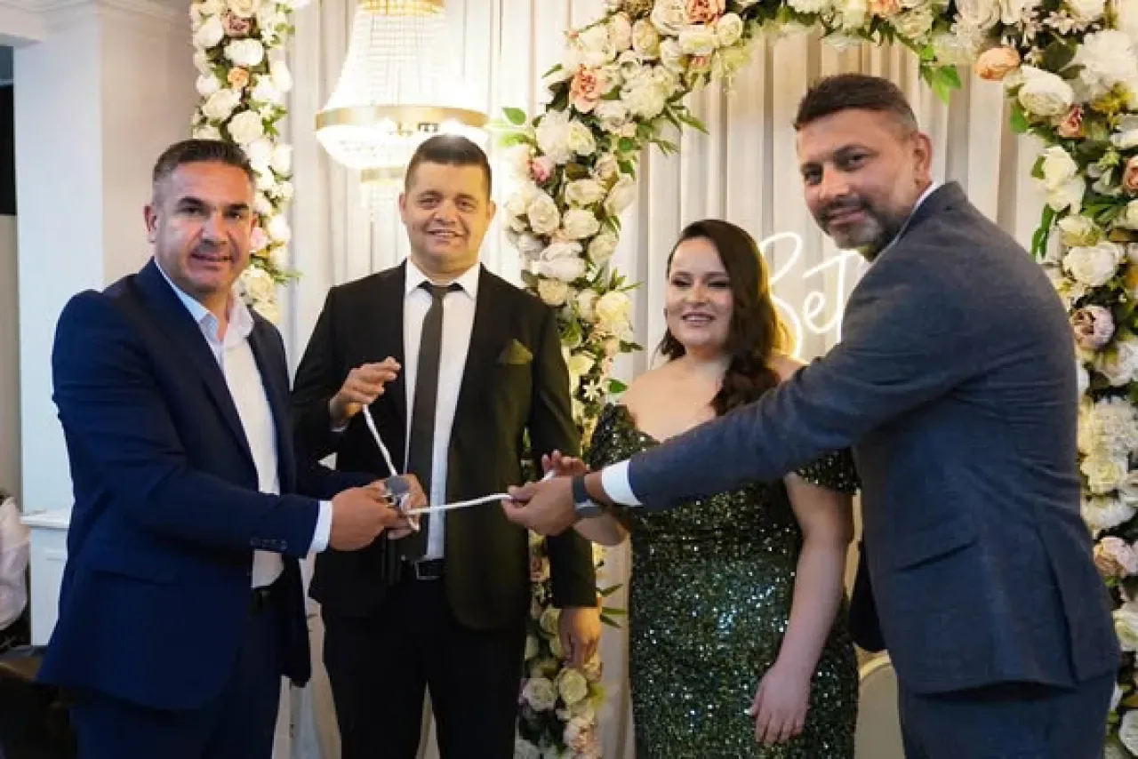 Finike'de Belediye Başkan Vekilinden Nişan Töreni Ziyareti Finike'de Belediye Başkan Vekilinden Nişan Töreni Ziyareti
