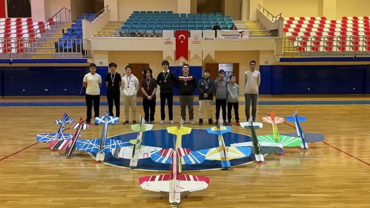 Gençler Radyo Kontrollü Model Uçak Şampiyonasında Hünerlerini Sergiledi Gençler Radyo Kontrollü Model Uçak Şampiyonasında Hünerlerini Sergiledi