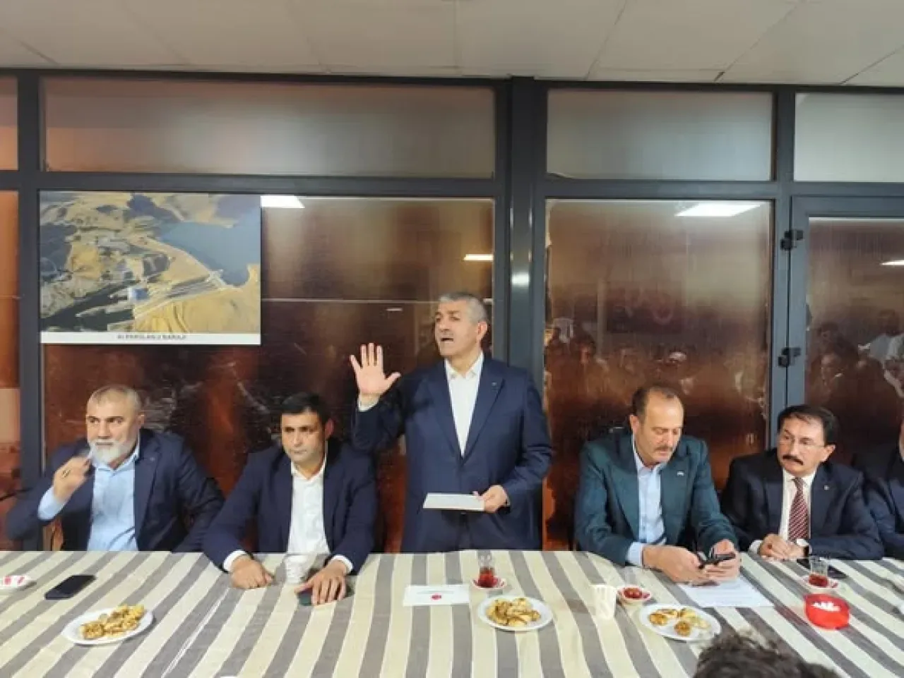 MHP'li Temsilciler Dikili'de Muşlular Derneği'ni Ziyaret Etti MHP'li Temsilciler Dikili'de Muşlular Derneği'ni Ziyaret Etti