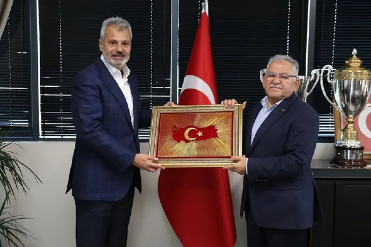 Kayseri ve Hatay Büyükşehir Belediye Başkanları Bir Araya Geldi Kayseri ve Hatay Büyükşehir Belediye Başkanları Bir Araya Geldi