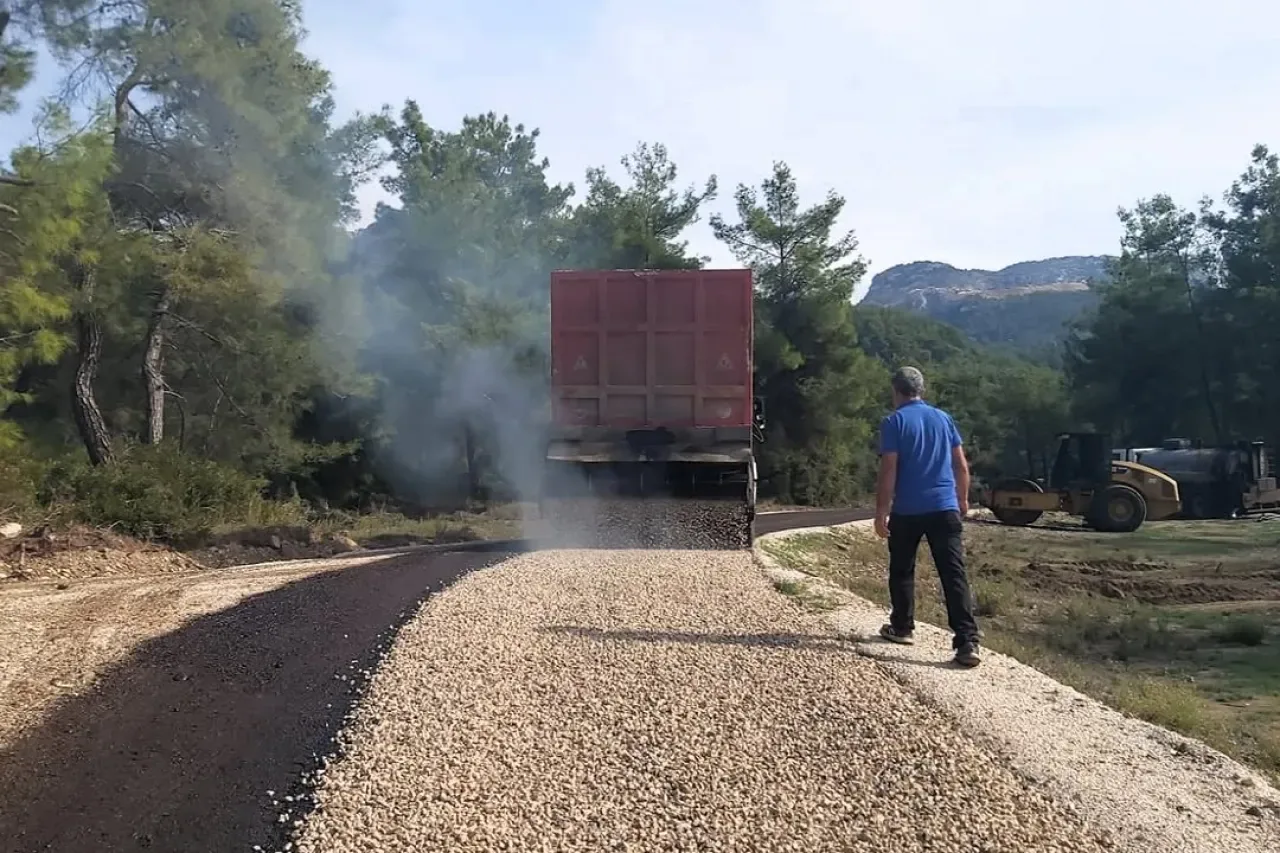 Serik'te Alacami Mahallesi Yollarında Sathi Asfalt Çalışması Serik'te Alacami Mahallesi Yollarında Sathi Asfalt Çalışması