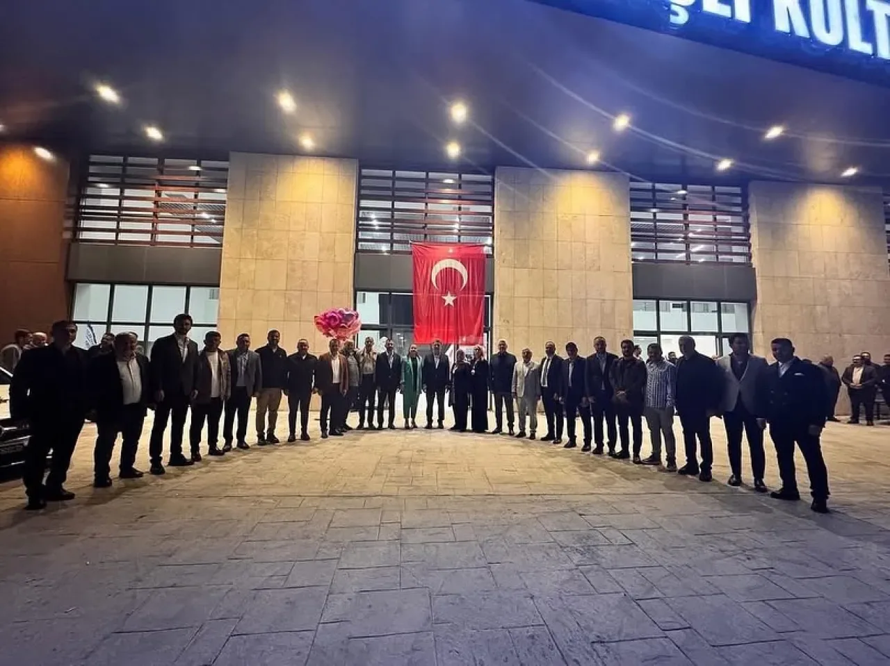 Serik'te Ak Partili Yöneticiler Genç Çiftin Düğün Töreninde Serik'te Ak Partili Yöneticiler Genç Çiftin Düğün Töreninde