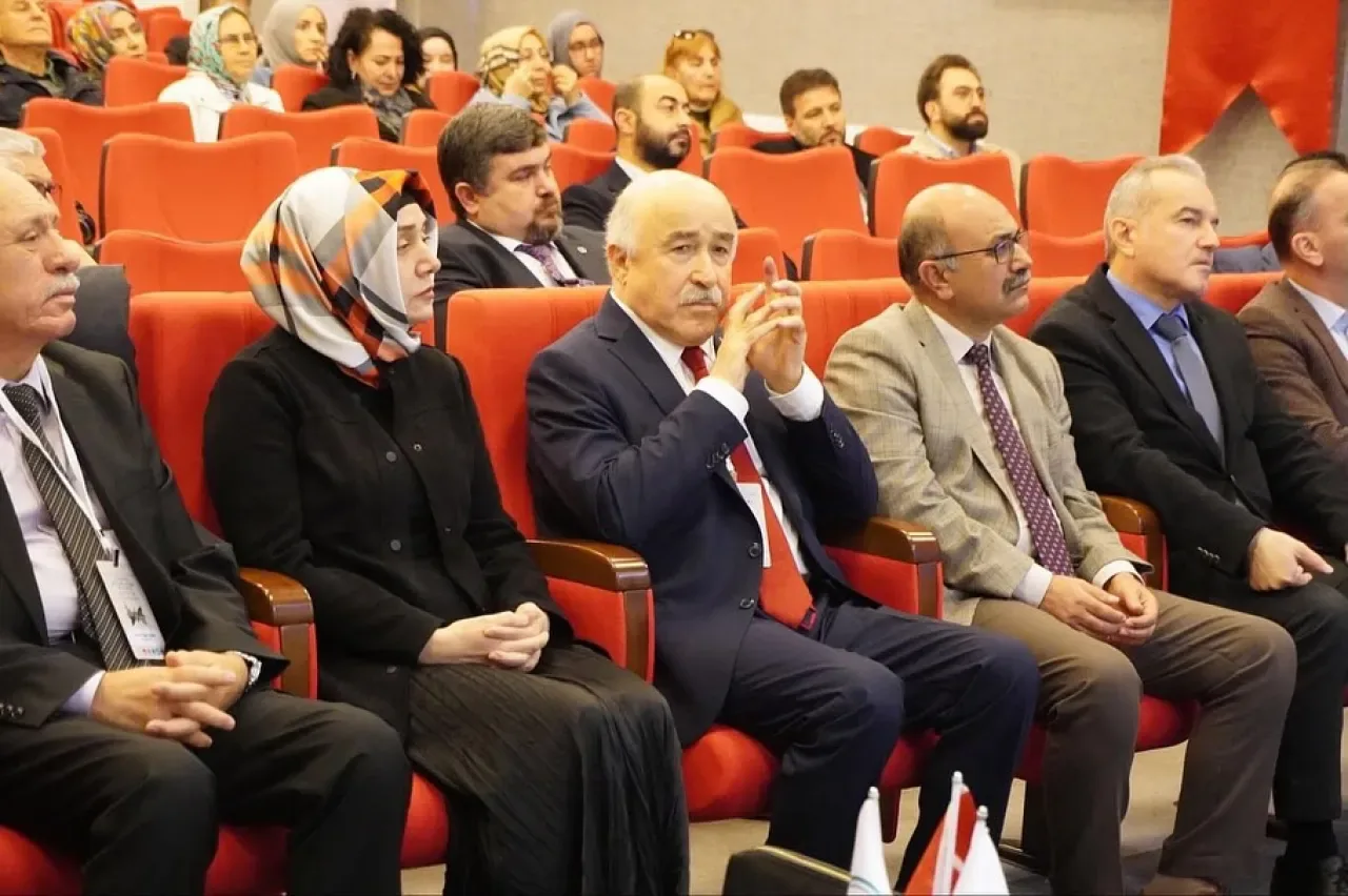 İznik'te "Kuruluşunun 950. Yılında Türkiye Selçukluları ve İznik Bilgi Şöleni" Düzenlendi İznik'te "Kuruluşunun 950. Yılında Türkiye Selçukluları ve İznik Bilgi Şöleni" Düzenlendi