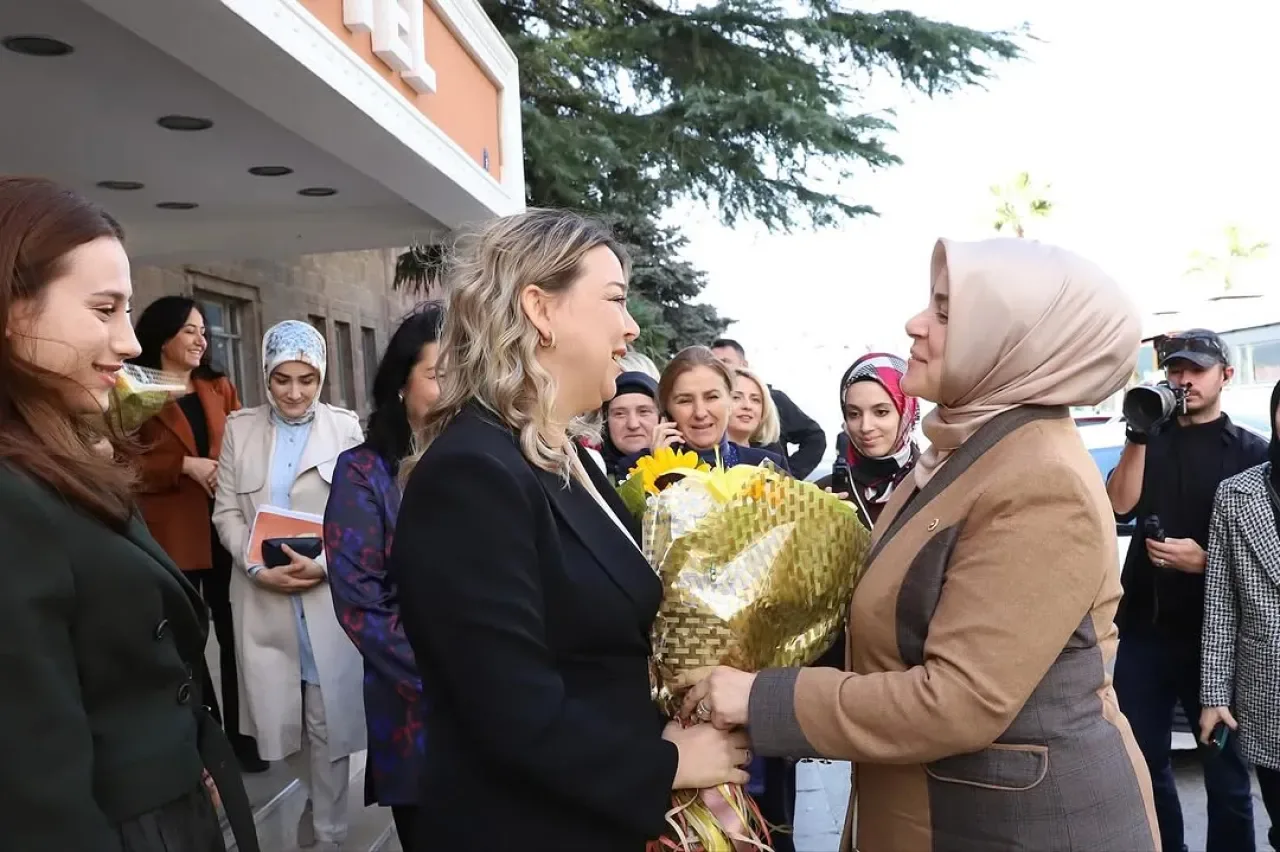 AK Parti İstanbul Milletvekili Tuğba Işık Ercan, Çanakkale'yi Ziyaret Etti AK Parti İstanbul Milletvekili Tuğba Işık Ercan, Çanakkale'yi Ziyaret Etti