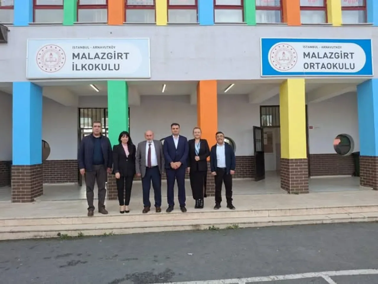 Arnavutköy İlçe Milli Eğitim Müdürü Mustafa Yılmaz, Malazgirt İlk Ortaokulu'nu Ziyaret Etti Arnavutköy İlçe Milli Eğitim Müdürü Mustafa Yılmaz, Malazgirt İlk Ortaokulu'nu Ziyaret Etti