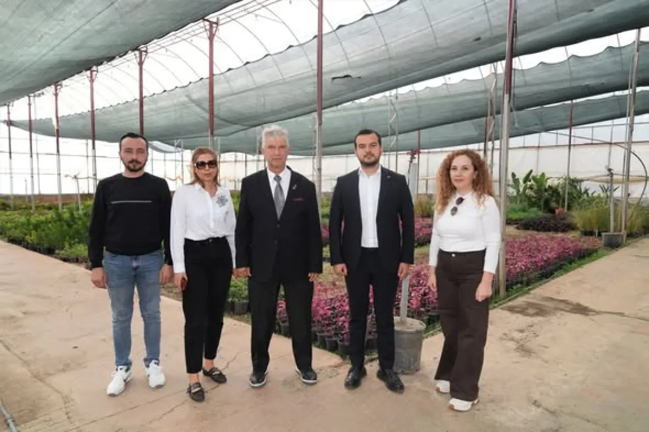 Alanya Belediyesi Kendi Serasında 100'den Fazla Çiçek Türü Üretiyor Alanya Belediyesi Kendi Serasında 100'den Fazla Çiçek Türü Üretiyor