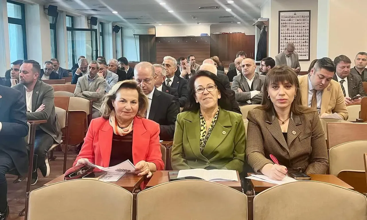 İBB Meclis Üyesi Ferhunde Şirin, Grup Toplantısında Açıklamalarda Bulundu İBB Meclis Üyesi Ferhunde Şirin, Grup Toplantısında Açıklamalarda Bulundu