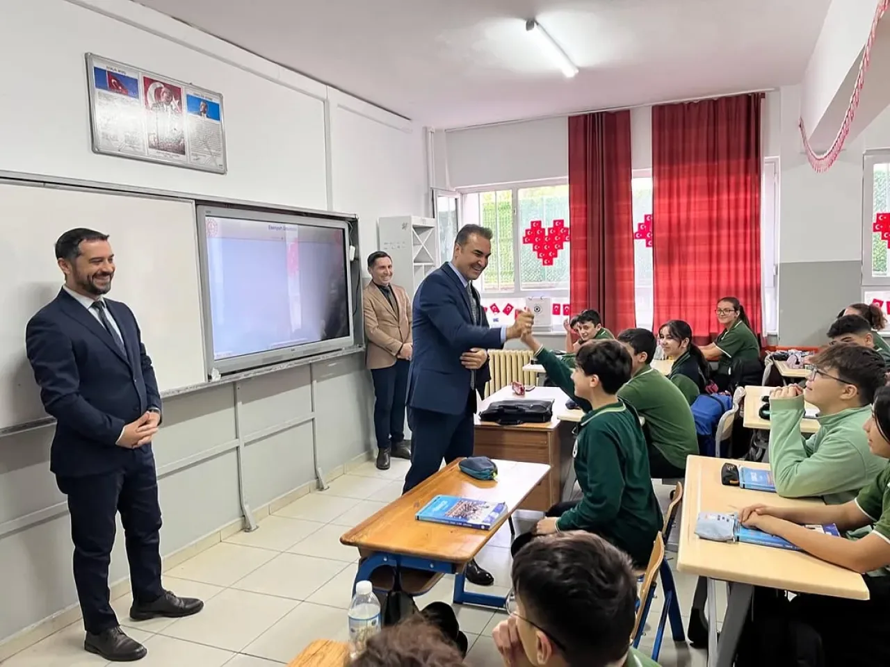 Esenyurt Milli Eğitim Müdürü Özyolcu, LGS Birincisi Okulun İlk Dersinde Öğrenci ve Öğretmenlerle Buluştu Esenyurt Milli Eğitim Müdürü Özyolcu, LGS Birincisi Okulun İlk Dersinde Öğrenci ve Öğretmenlerle Buluştu