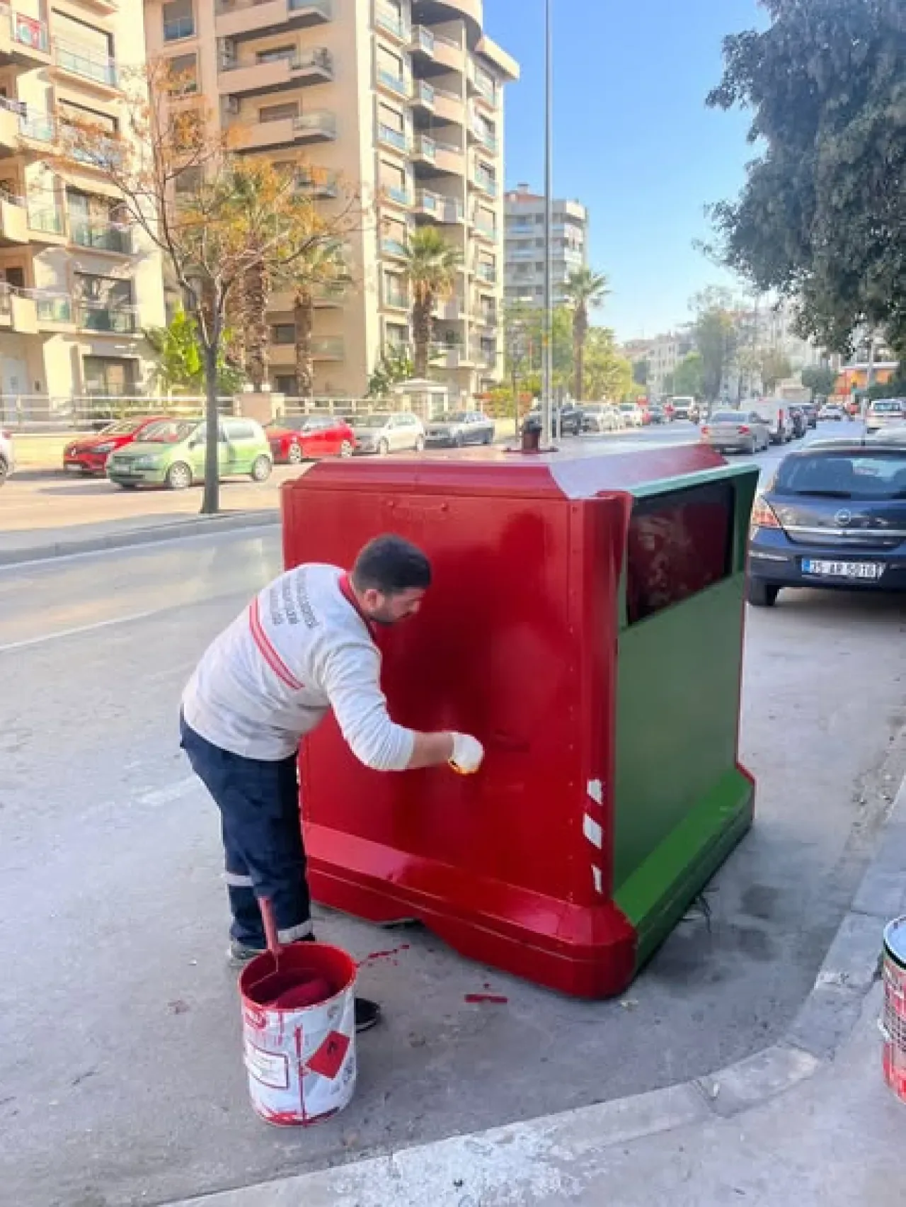 Karşıyaka'da Çevre Dostu Dönüşüm: Yalı Mahallesi'nin Çöp Kutuları Yenileniyor Karşıyaka'da Çevre Dostu Dönüşüm: Yalı Mahallesi'nin Çöp Kutuları Yenileniyor