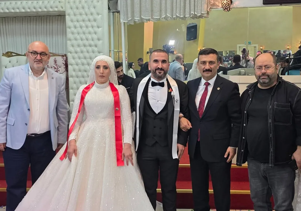 İYİ Partili Yüksel Selçuk Türkoğlu'ndan Düğün Paylaşımı İYİ Partili Yüksel Selçuk Türkoğlu'ndan Düğün Paylaşımı