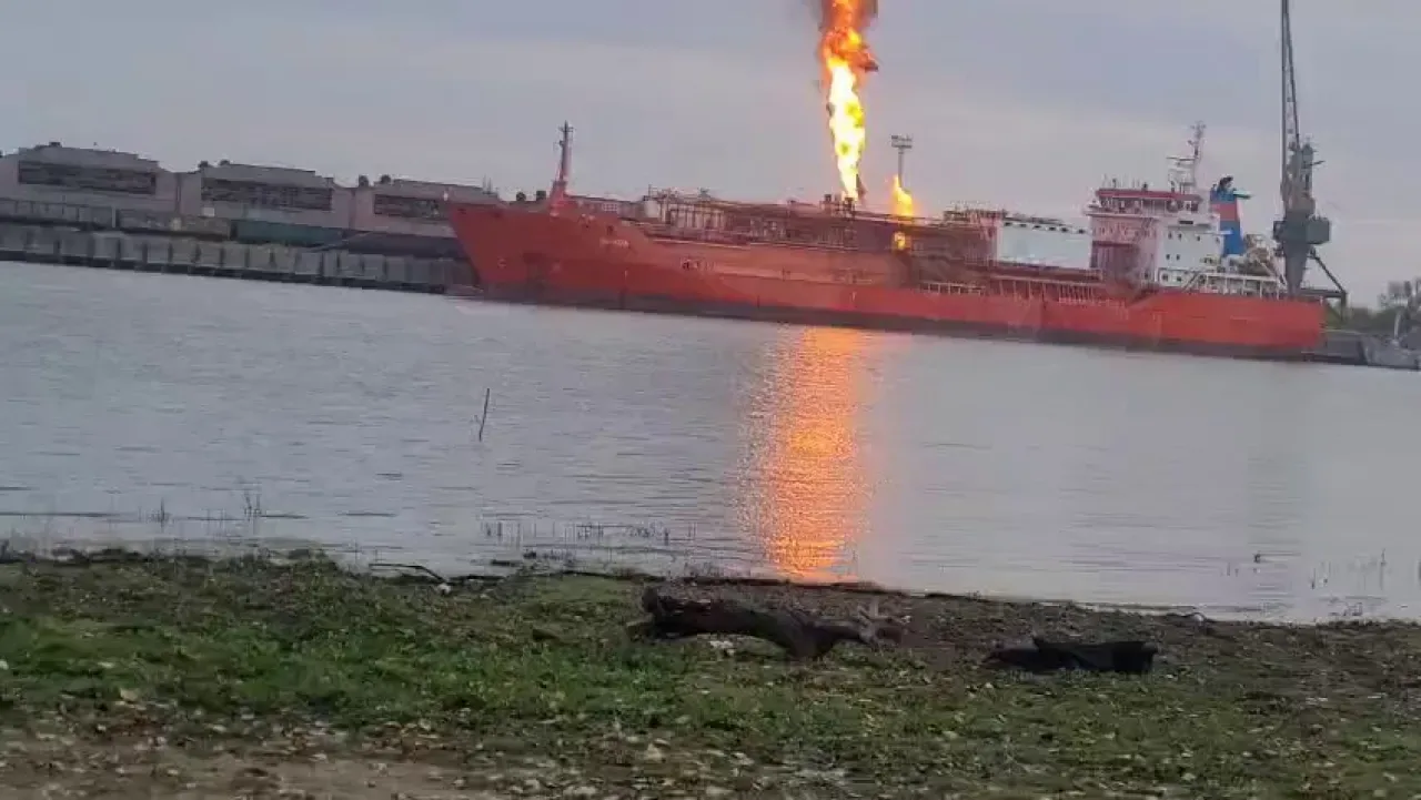 Rus İHA'sının LNG Tankerine İsabetinin Ardından Romanya, Ukrayna Sınırındaki Köyü Tahliye Etti Rus İHA'sının LNG Tankerine İsabetinin Ardından Romanya, Ukrayna Sınırındaki Köyü Tahliye Etti