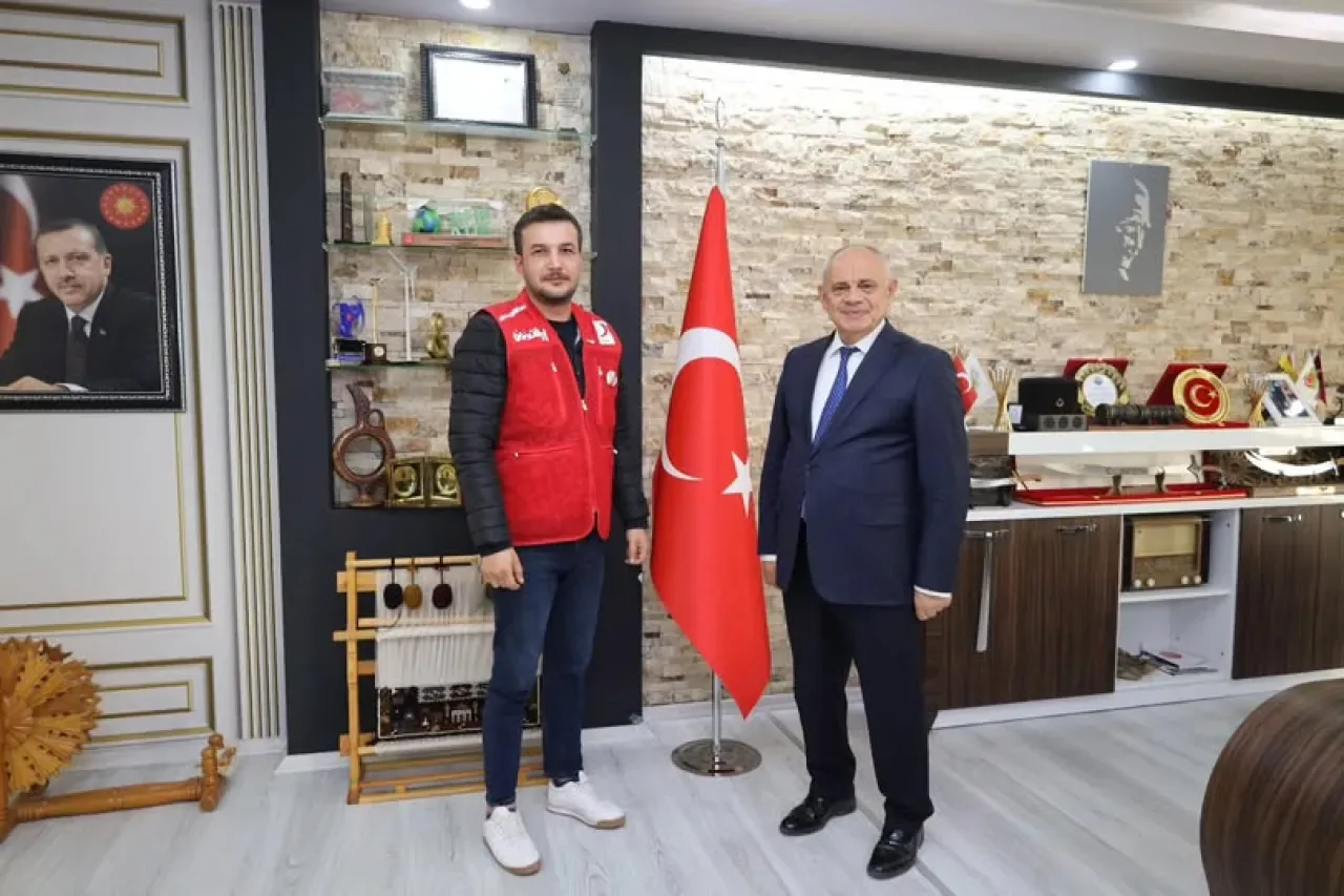 Yahyalı Belediye Başkanı Esat Öztürk, Genç Kızılay İlçe Başkanı'nı Ağırladı Yahyalı Belediye Başkanı Esat Öztürk, Genç Kızılay İlçe Başkanı'nı Ağırladı