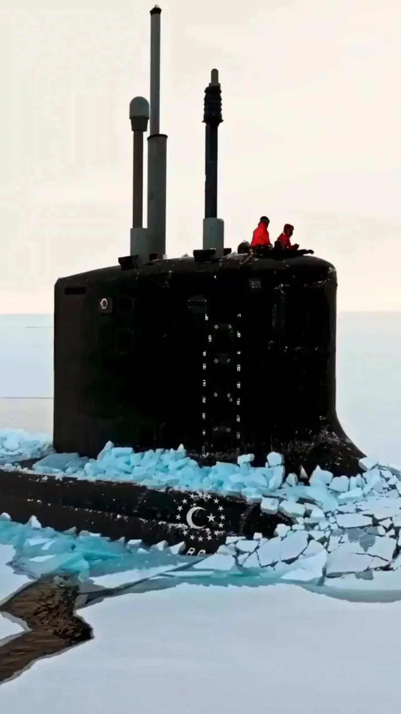 Kuzey Kutbu'nda Buzları Kırarak İlerleyen ABD Denizaltısı Görüntülendi Kuzey Kutbu'nda Buzları Kırarak İlerleyen ABD Denizaltısı Görüntülendi
