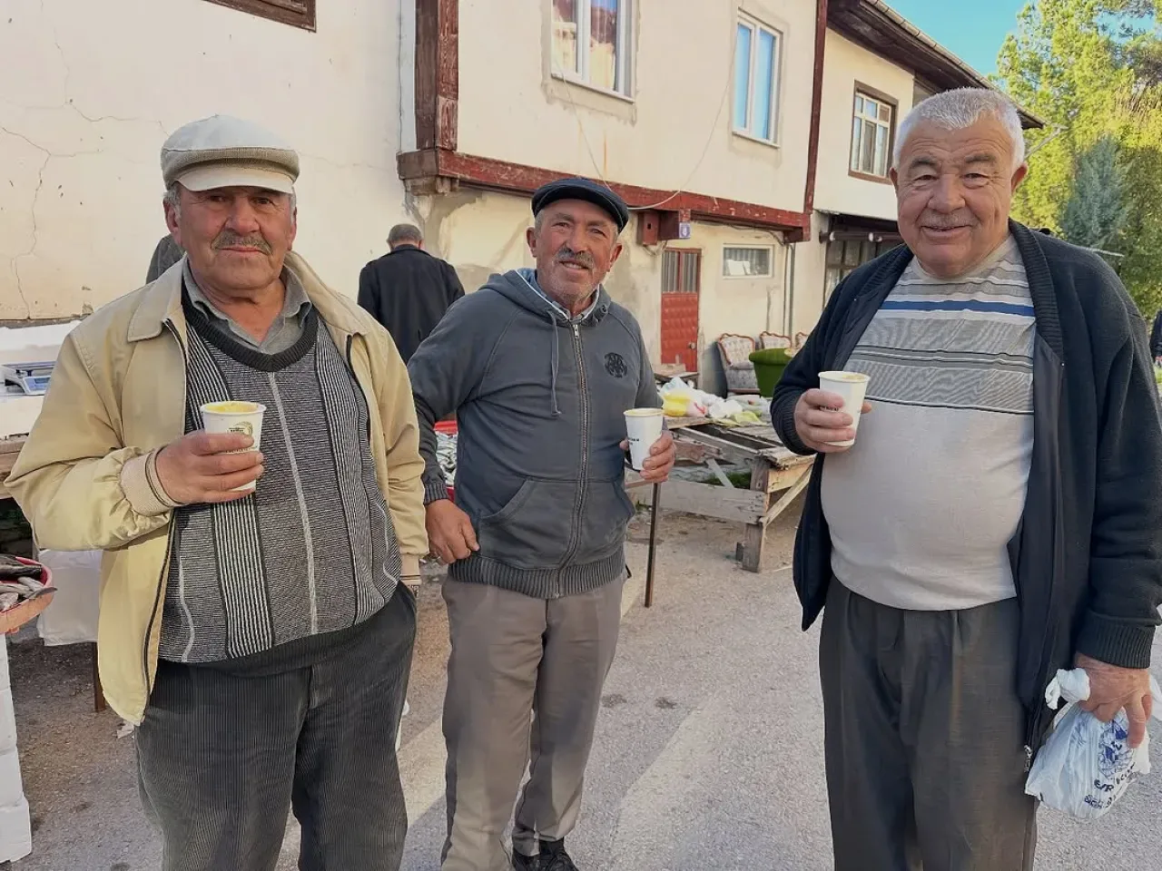 Güdül Belediyesi, Soğuk Havada Halk Pazarında Sıcak Çorba İkramıyla Vatandaşların ve Esnafın Yanında Güdül Belediyesi, Soğuk Havada Halk Pazarında Sıcak Çorba İkramıyla Vatandaşların ve Esnafın Yanında