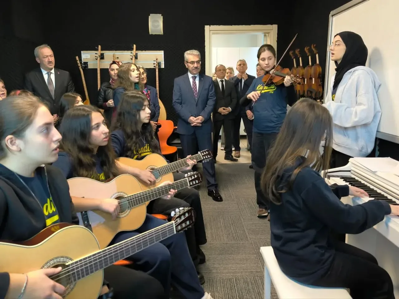 Üsküdar'da "Enstrümansız Okul Kalmasın" Projesi Kapsamında Kandilli Kız Lisesi'nde Müzik Performansı Üsküdar'da "Enstrümansız Okul Kalmasın" Projesi Kapsamında Kandilli Kız Lisesi'nde Müzik Performansı