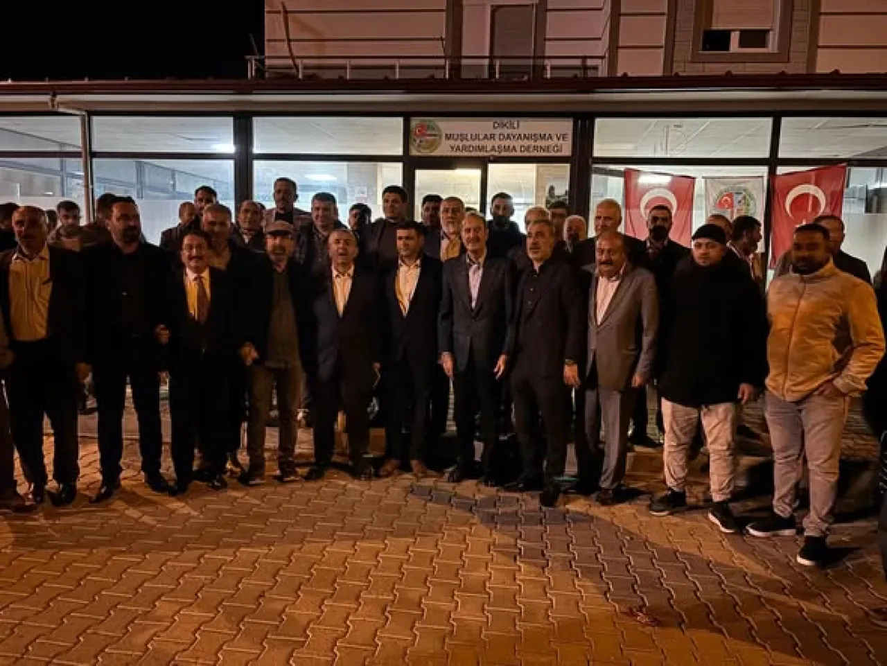 MHP'li Osmanağaoğlu, Dikili'de Muşlular Derneği'nde Hemşehrileriyle Bir Araya Geldi MHP'li Osmanağaoğlu, Dikili'de Muşlular Derneği'nde Hemşehrileriyle Bir Araya Geldi