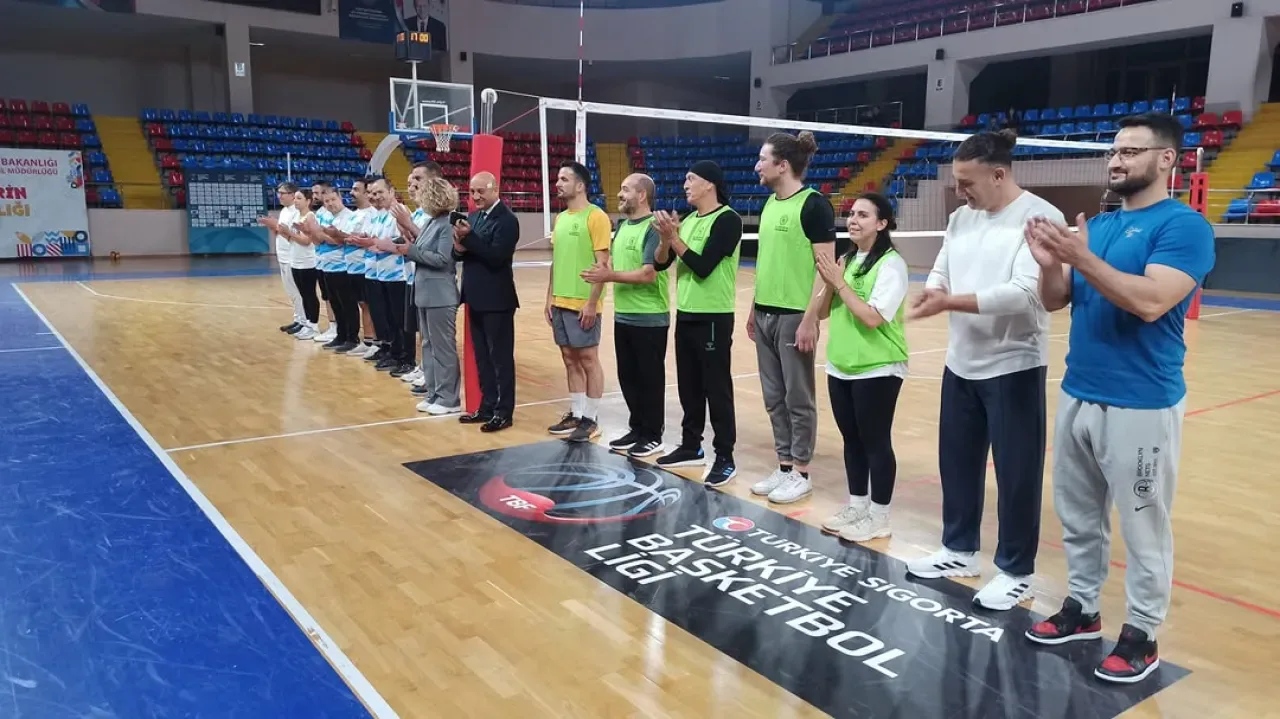 Beylikdüzü'nde Öğretmenler Günü Voleybol Turnuvası Heyecanı Beylikdüzü'nde Öğretmenler Günü Voleybol Turnuvası Heyecanı