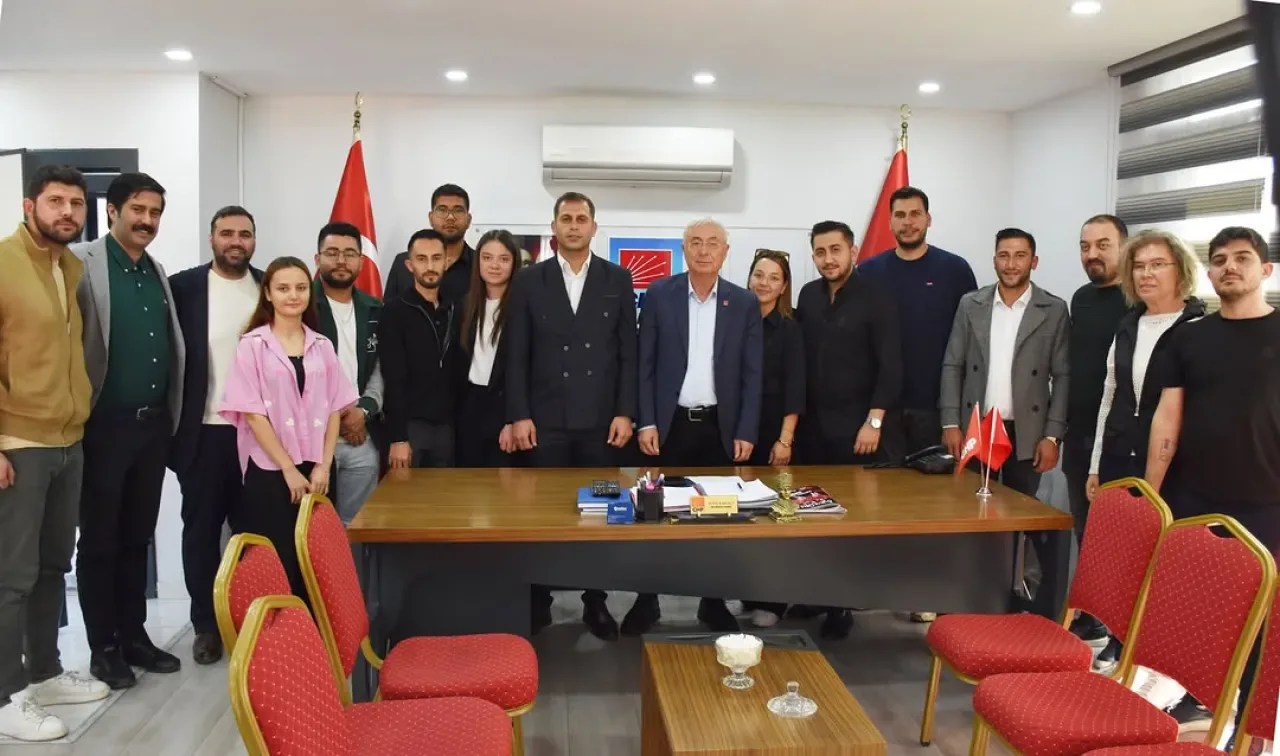 CHP Antalya Kepez Gençlik Kolları Yönetimi, İl Başkanı Nail Kamacı'yı Ziyaret Etti CHP Antalya Kepez Gençlik Kolları Yönetimi, İl Başkanı Nail Kamacı'yı Ziyaret Etti