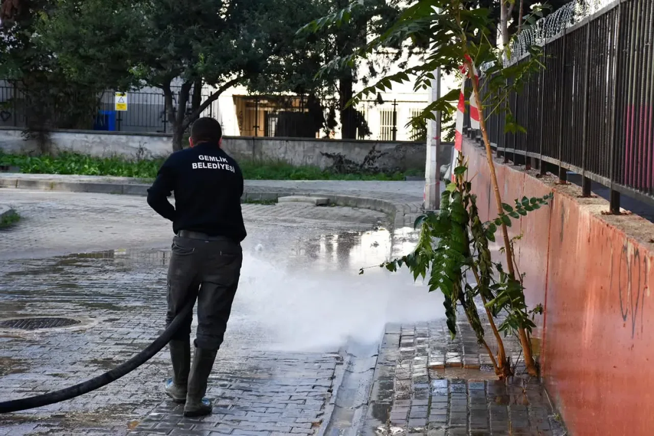 Gemlik Belediyesi, Okul Çevrelerinde Temizlik Seferberliği Başlattı Gemlik Belediyesi, Okul Çevrelerinde Temizlik Seferberliği Başlattı