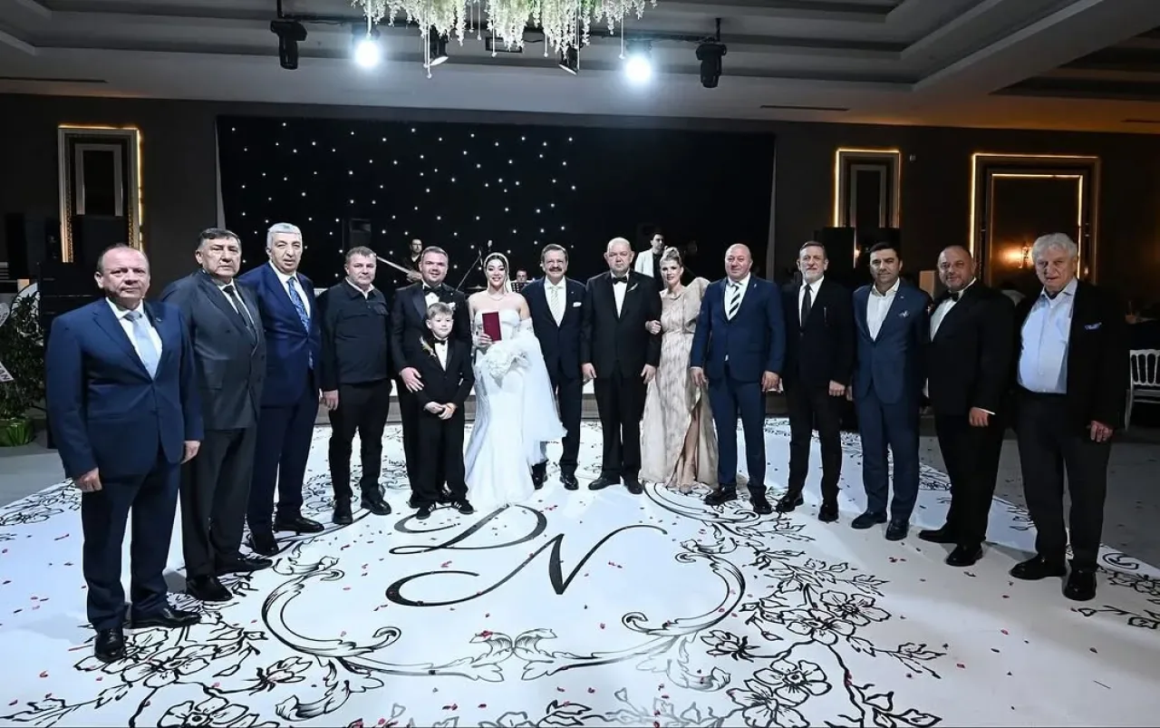 Karacabey Ticaret Borsası Başkanı'nın Oğlunun Düğününde TOBB Başkanı'ndan Nikah Şahitliği Karacabey Ticaret Borsası Başkanı'nın Oğlunun Düğününde TOBB Başkanı'ndan Nikah Şahitliği