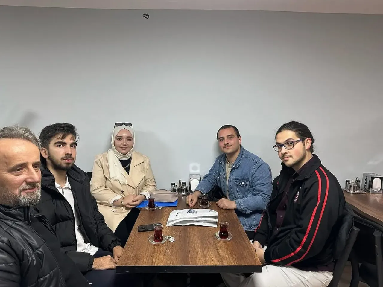 AK Partili Gençlerden Komşuluk Günü'nde Anlamlı Ziyaret AK Partili Gençlerden Komşuluk Günü'nde Anlamlı Ziyaret