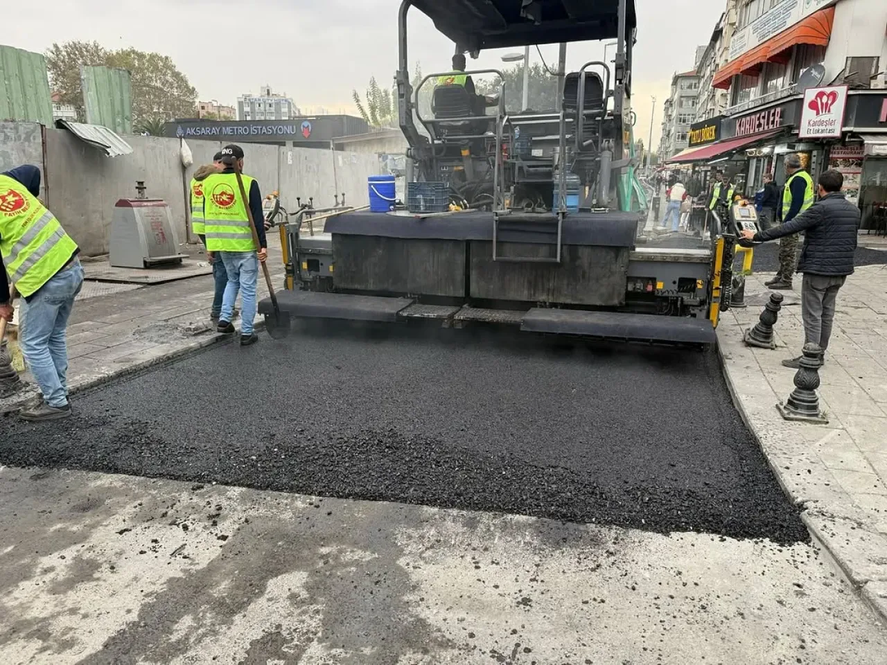 Fatih'te Yollar Yenileniyor: Şair Cem Sokağı'na Yeni Asfalt Fatih'te Yollar Yenileniyor: Şair Cem Sokağı'na Yeni Asfalt