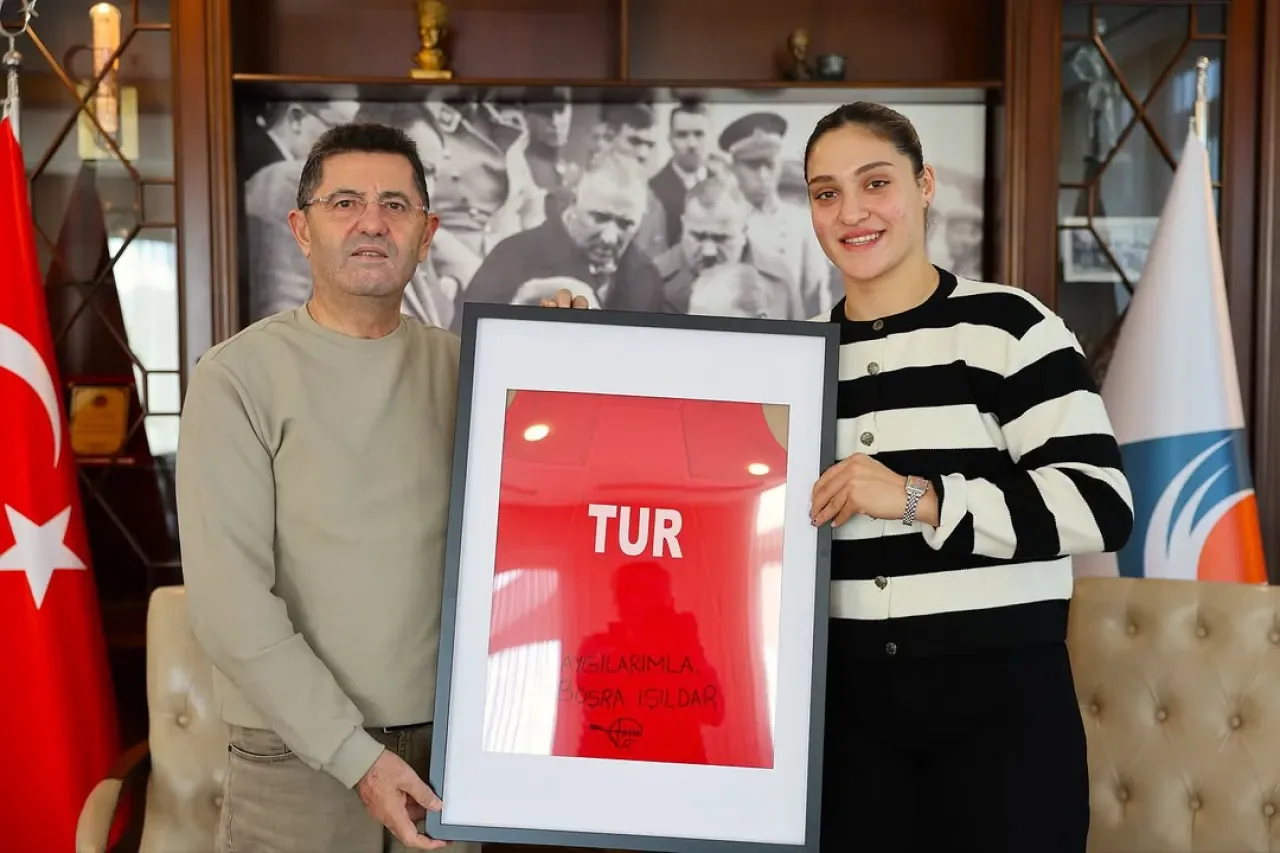 Çekmeköy'lü Büşra Işıldar Dünya Boks Şampiyonası'nda İki Gümüş Madalya Kazandı Çekmeköy'lü Büşra Işıldar Dünya Boks Şampiyonası'nda İki Gümüş Madalya Kazandı