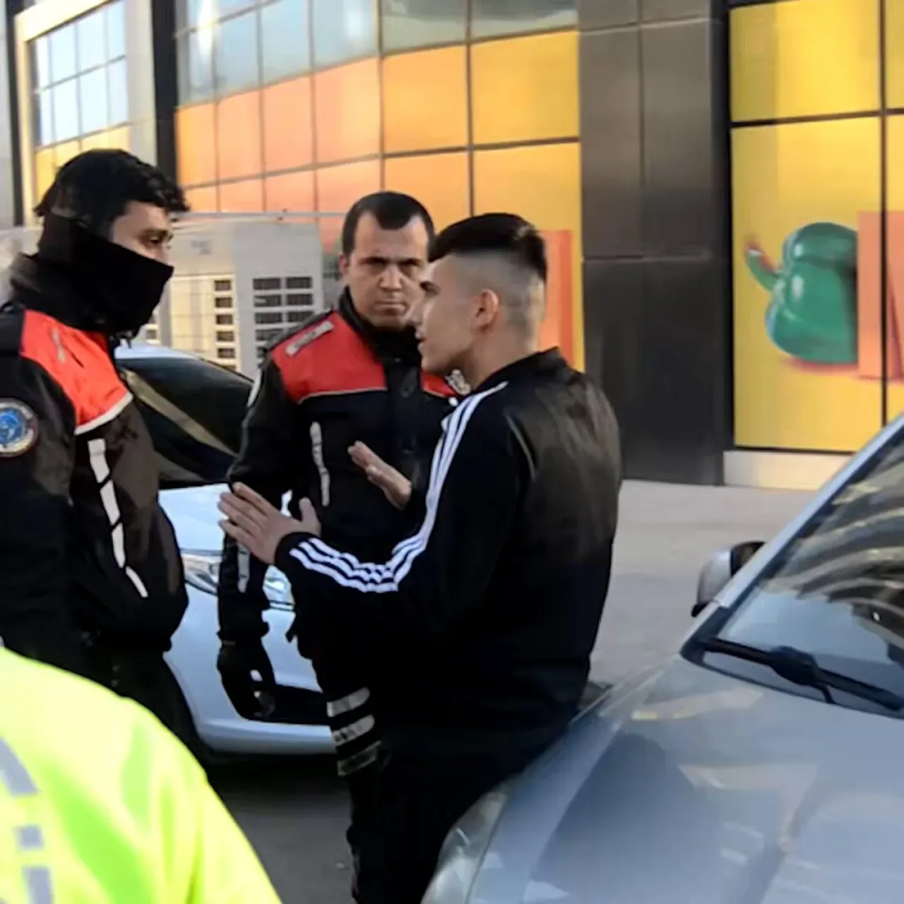 Aksaray'da Trafik Denetiminde Kaçak Sürücü Kafede Yakalandı Aksaray'da Trafik Denetiminde Kaçak Sürücü Kafede Yakalandı