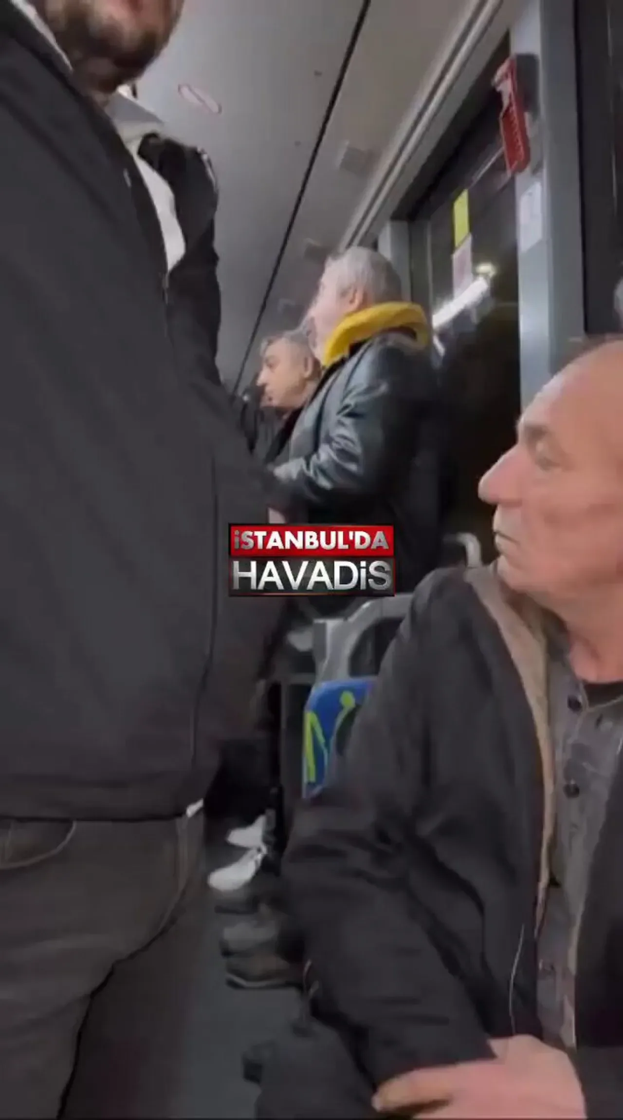 İstanbul'da Metrobüste Yaşanan Gizemli Olay: Yolcudan Yardım Çağrısı İstanbul'da Metrobüste Yaşanan Gizemli Olay: Yolcudan Yardım Çağrısı