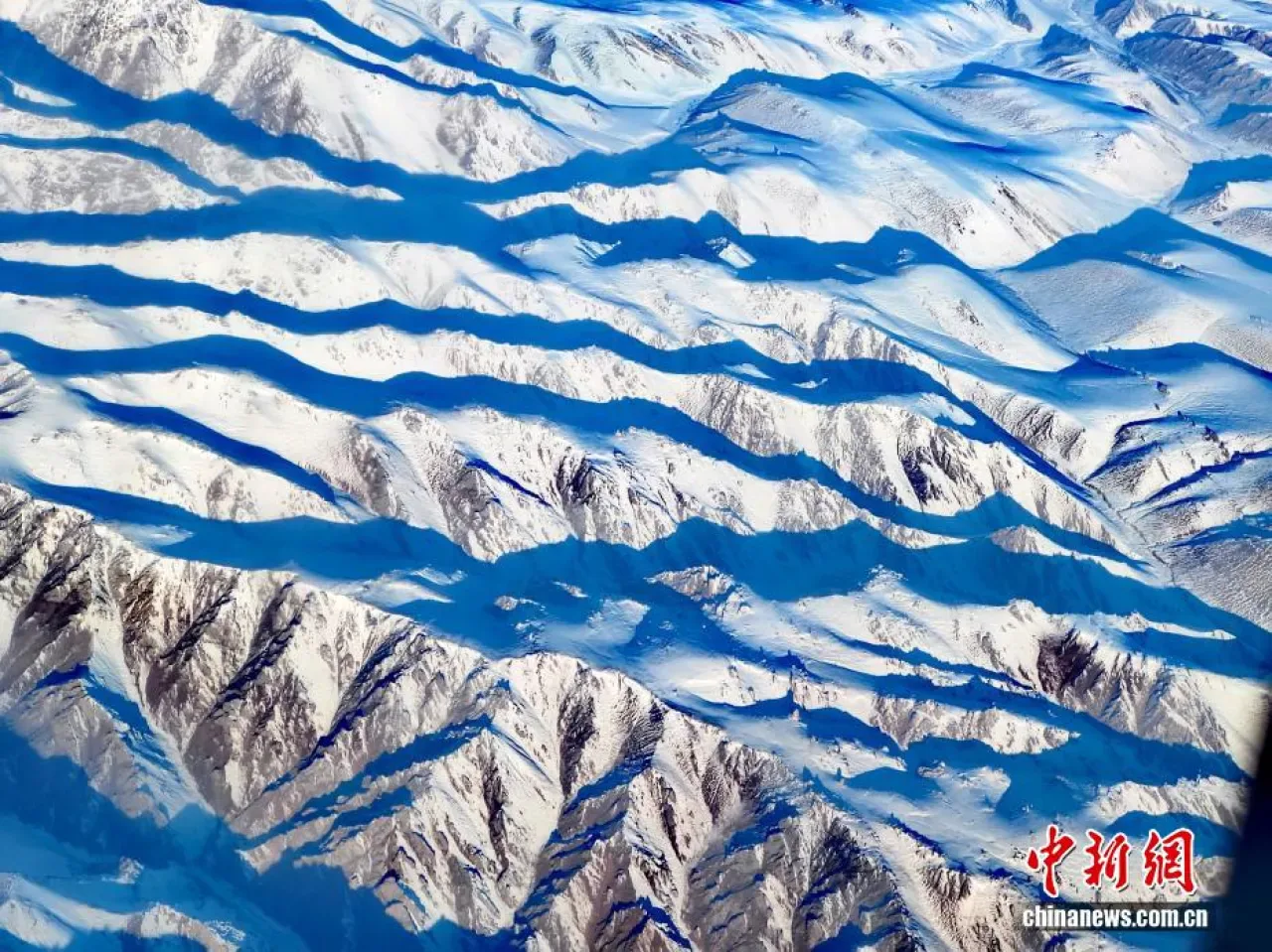 Karla Kaplı Tianshan Dağları'nın Büyüleyici Manzarası Karla Kaplı Tianshan Dağları'nın Büyüleyici Manzarası