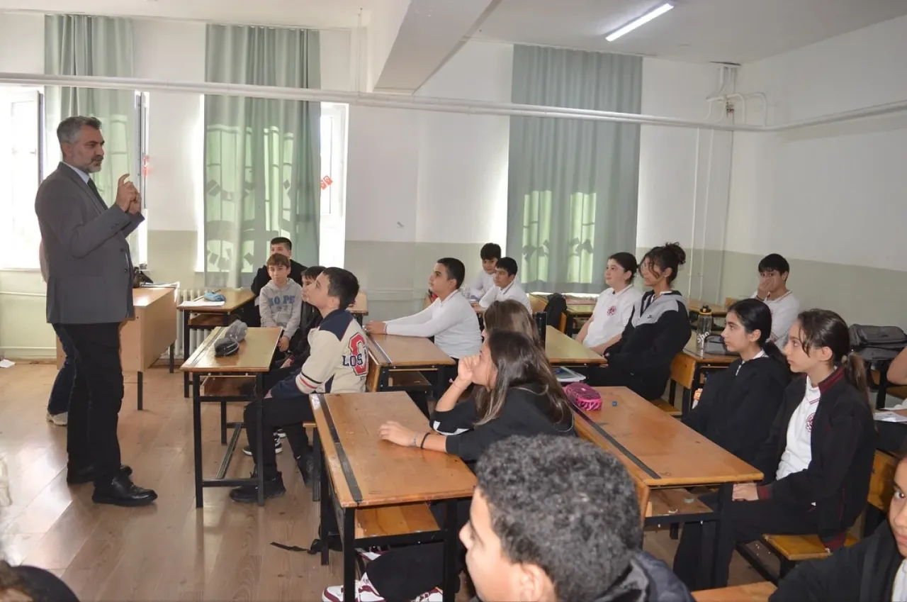 İstanbul Kartal'da İlçe Milli Eğitim Müdürü Mustafa Kıraç Şeyh Şamil Ortaokulu'nu Ziyaret Etti İstanbul Kartal'da İlçe Milli Eğitim Müdürü Mustafa Kıraç Şeyh Şamil Ortaokulu'nu Ziyaret Etti